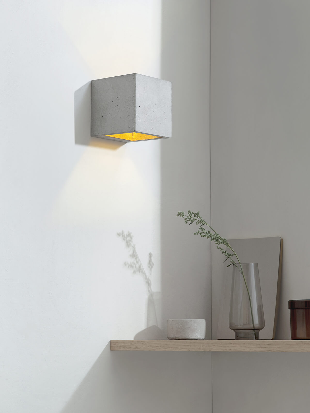 18-09-13_B9_hell_gold_Wandlampe_klein_kontext_angeschaltet