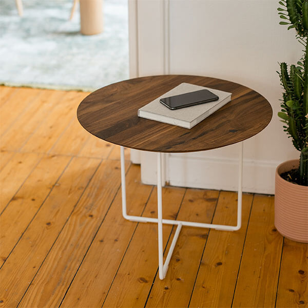 NUSSBAUM 01_0004_weld_co_beistelltisch_nussbaum_01_btn01_weiss_ambiente03_q.jpg